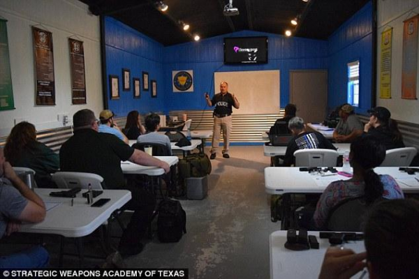 德克萨斯州教师接受枪械培训，特朗普曾表示支持教师佩枪