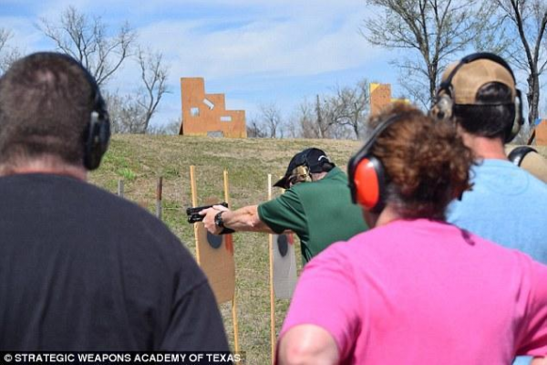 德克萨斯州教师接受枪械培训，特朗普曾表示支持教师佩枪